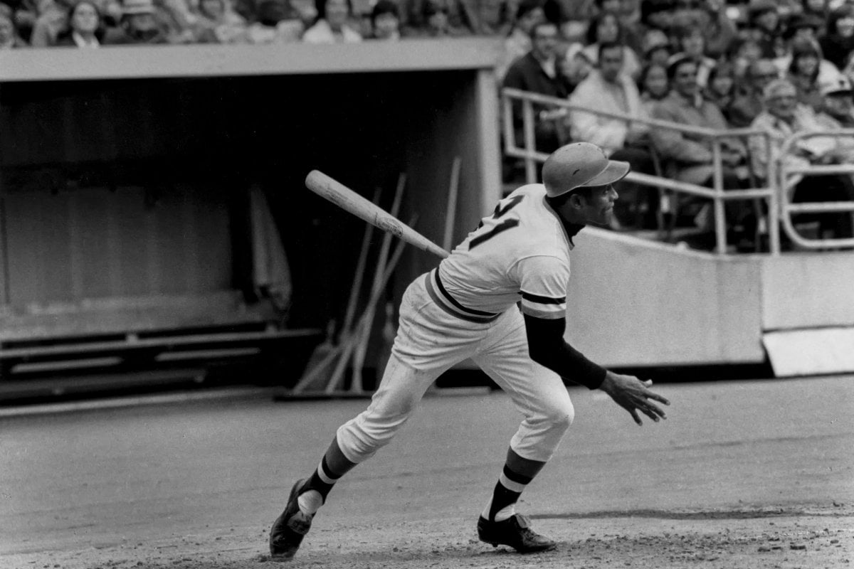 Roberto Clemente jugando béisbol.