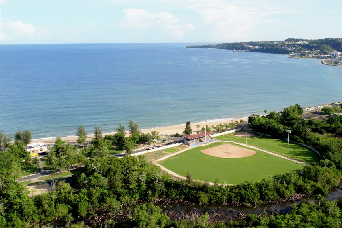  Vista aérea del campo de béisbol y la playa.