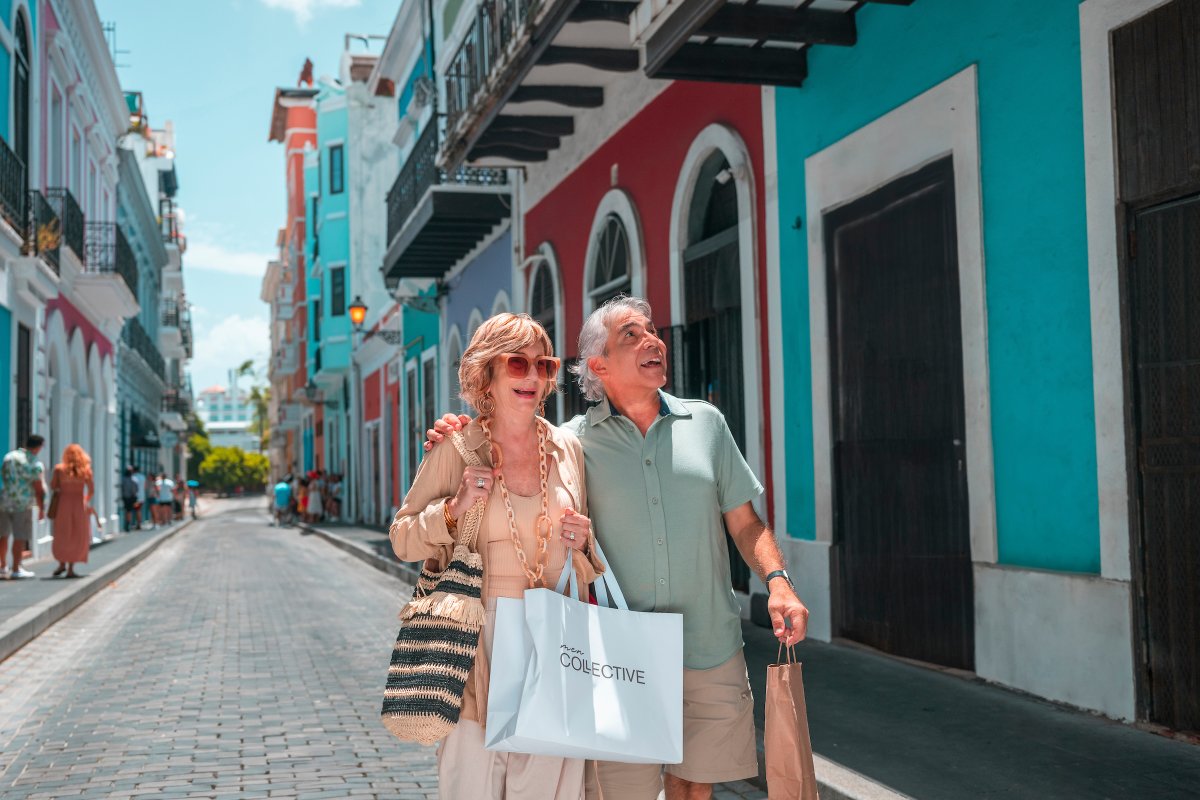 Pareja de compras en el Viejo San Juan.