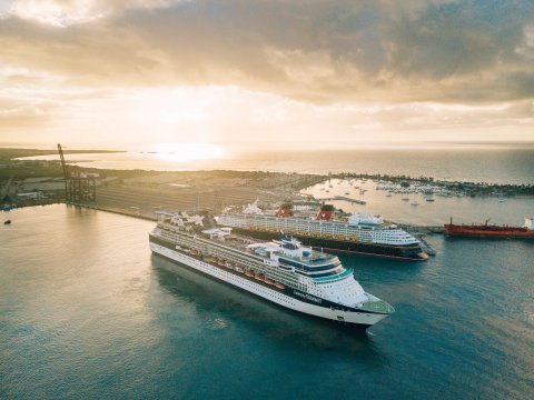 Cruceros al atardecer en el puerto de cruceros de Ponce.