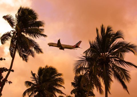 Vista de un avión saliendo del SJU.