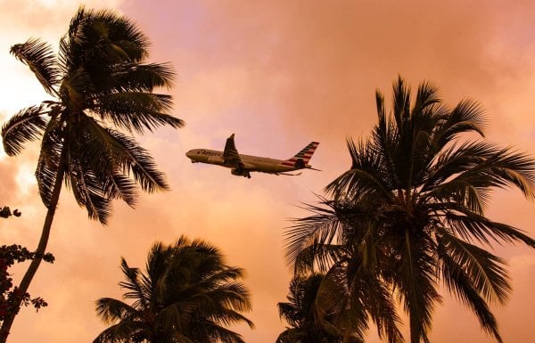 Vista de un avión saliendo del SJU.