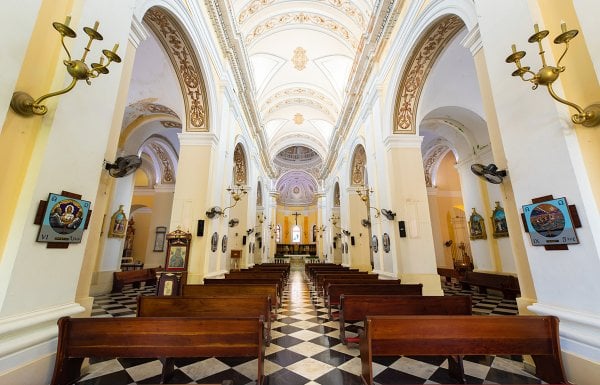 Vista interior de la Catedral de San Juan Bautista, que es la iglesia más antigua en suelo estadounidense y fue construida en 1521.