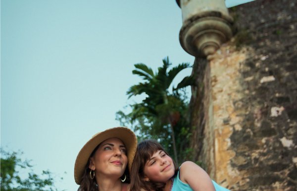 Una madre y su hija exploran el Paseo de la Princesa en San Juan, Puerto Rico