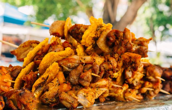 Skewers of meat and tostones known as pinchos