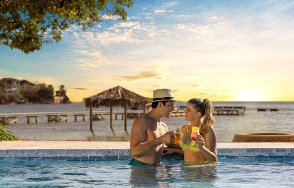 Una pareja bebe bebidas tropicales en una piscina del Copamarina Beach Resort & Spa en Guánica, Puerto Rico.