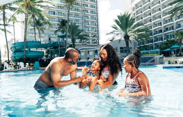 Una familia juega junta en una piscina.