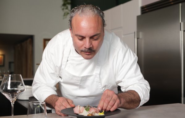 The chef at Epicuro prepares a plate