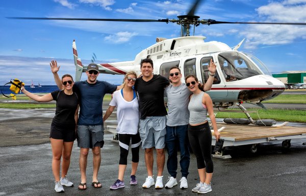 Seis jóvenes adultos justo antes de subir a bordo de un helicóptero para recorrer el Viejo San Juan.