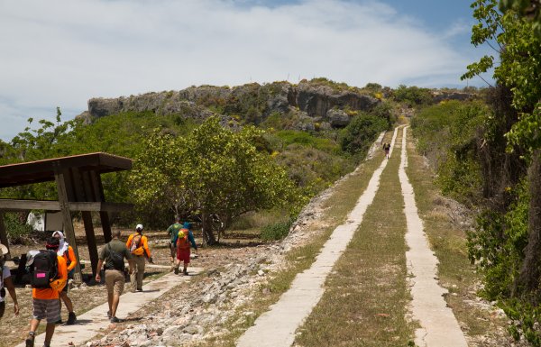 Grupo de personas caminando cuesta arriba.