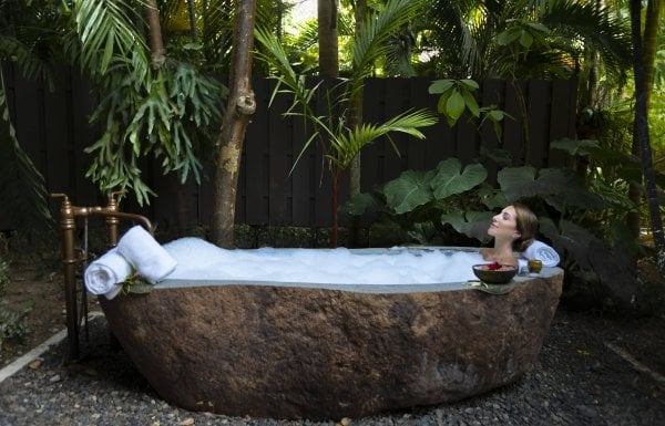 Mujer en bañera de spa.