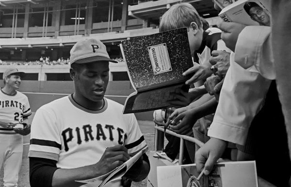 Roberto Clemente firmando autógrafos.