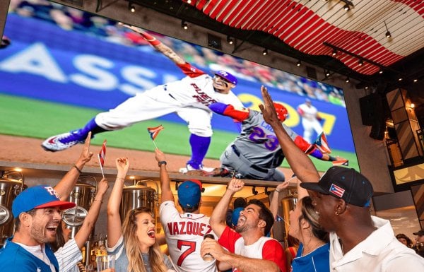 Personas animando un juego de béisbol.