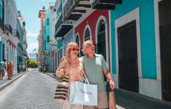 Couple shopping in Old San Juan.