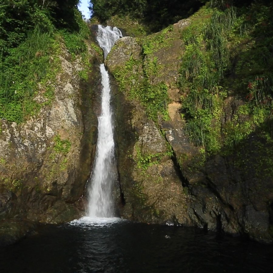 Cascada de Doña Juana cayendo en cascada en el lago de abajo.