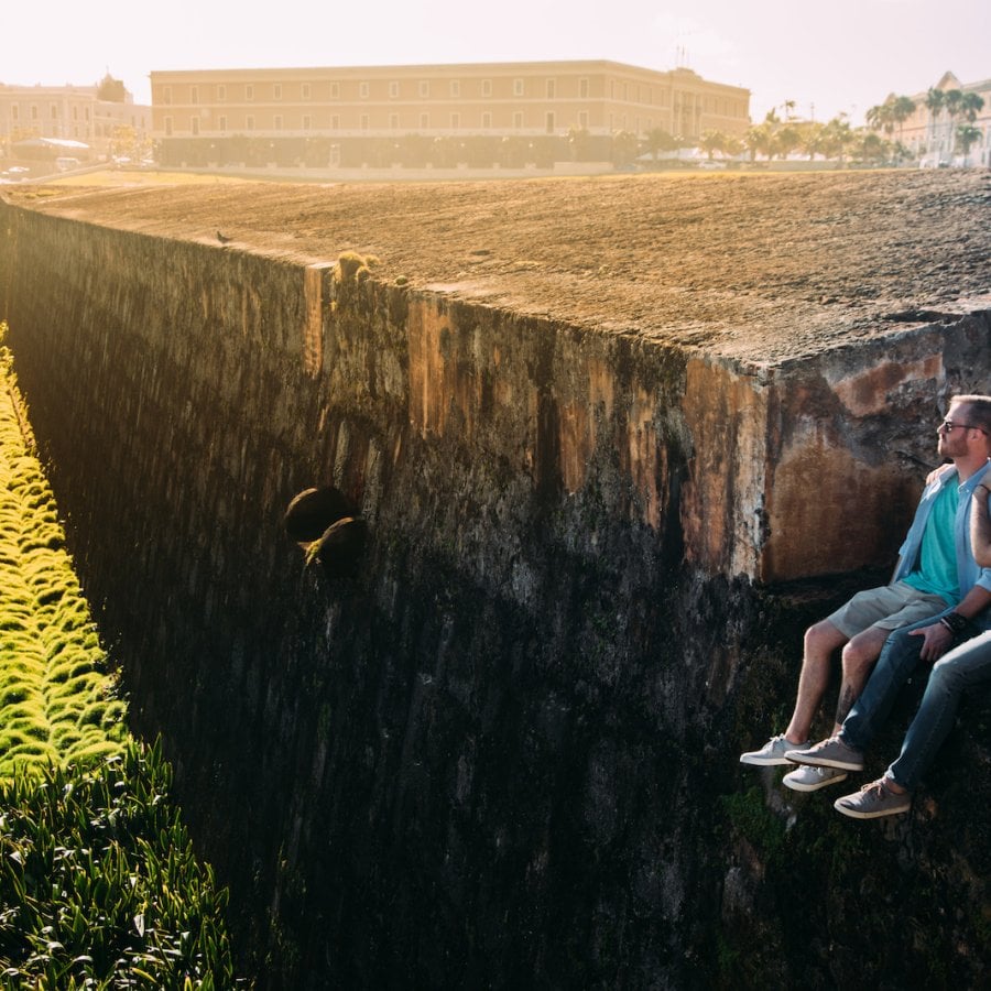 Una pareja disfruta de la vista desde las antiguas ruinas.