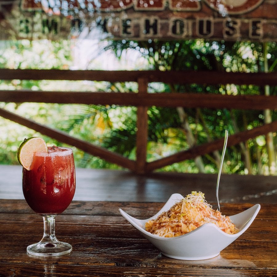 Una copa de sangría y cocina criolla en el ahumadero de ASAO en Ciales