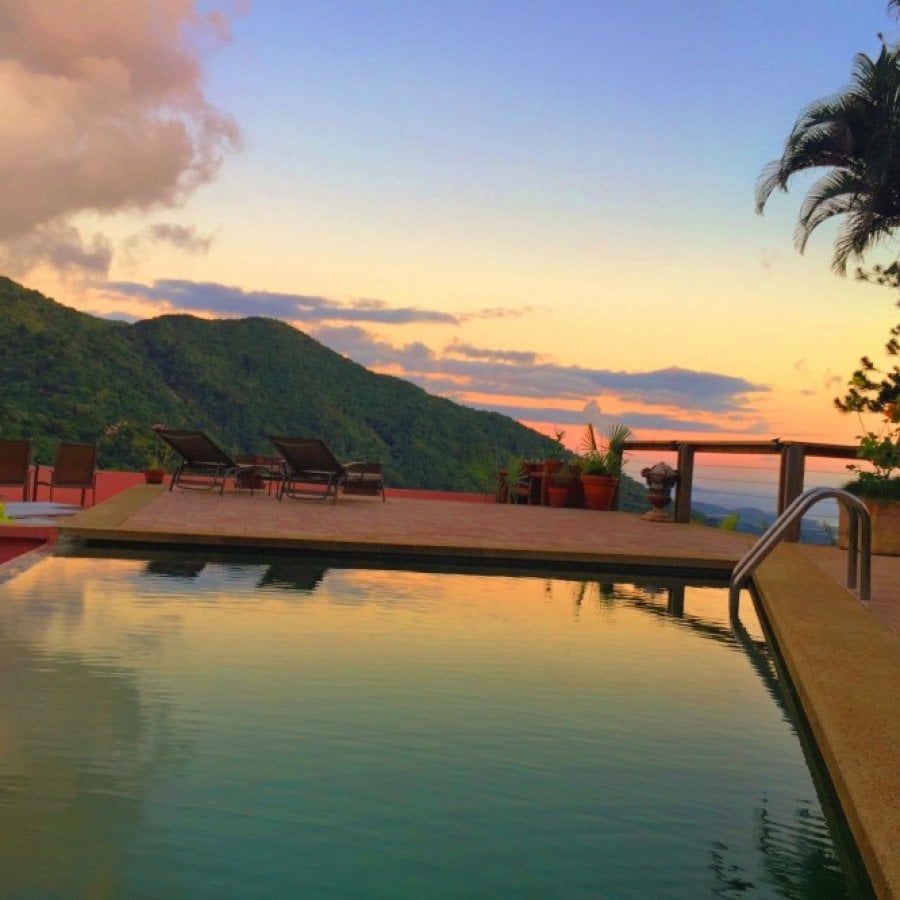 Vista a la piscina en Casa Flamboyant bed and Breakfast.