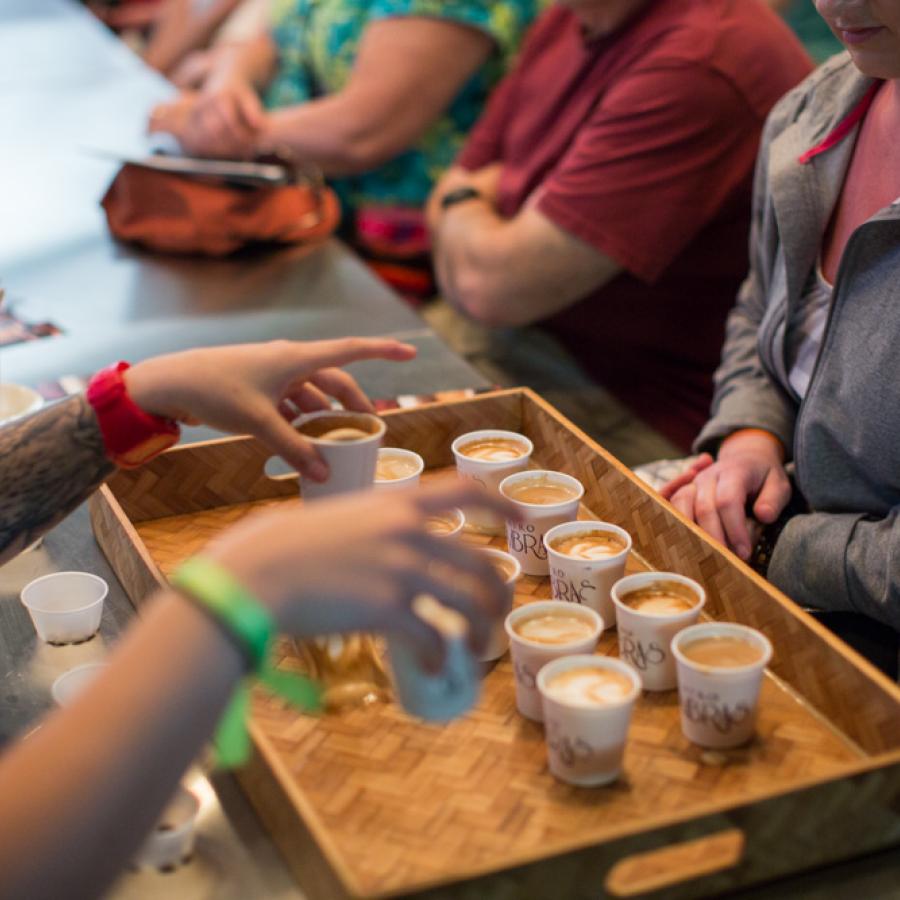 Un grupo prueba café local en Puerto Rico.