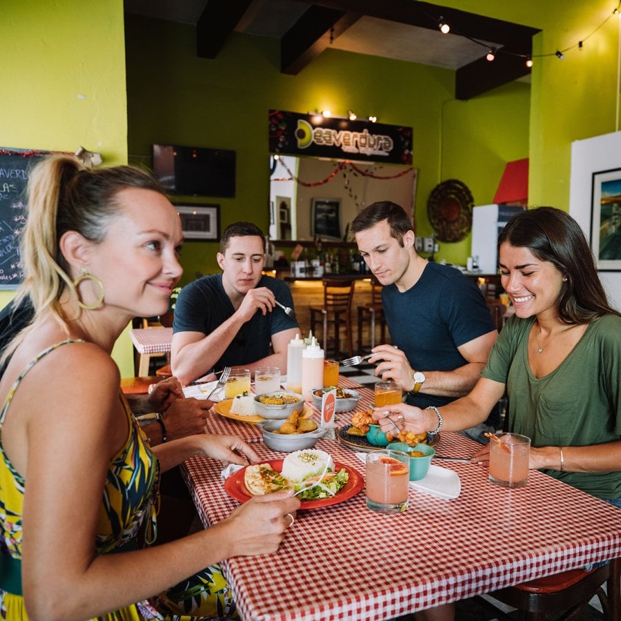 Un grupo de amigos disfrutando de un almuerzo en el Viejo San Juan.