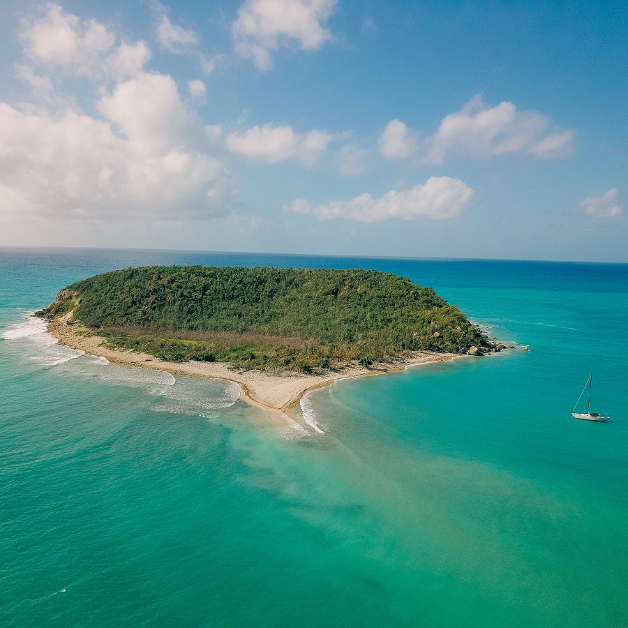 Una vista aérea de la Playa Esperanza en Vieques, Puerto Rico.