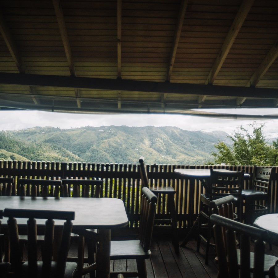 Las vistas de las montañas desde el restaurante Roka Dura Wine and Grill.