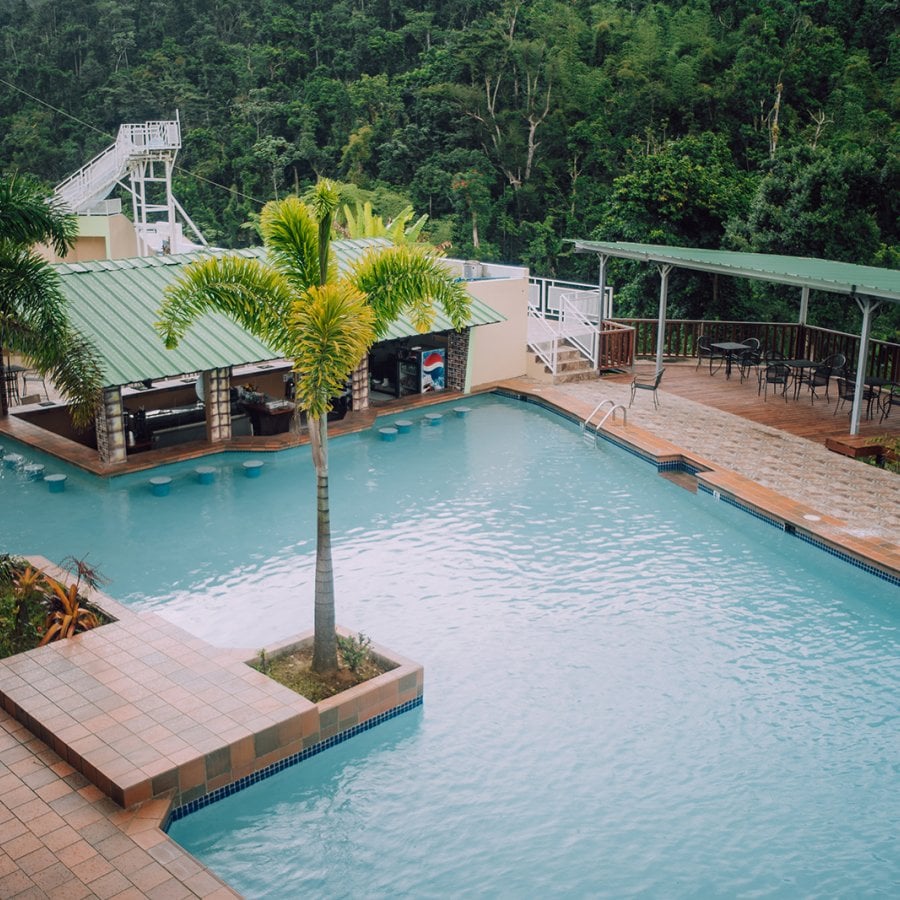 Vista a la piscina de Hacienda Negrón en Ciales