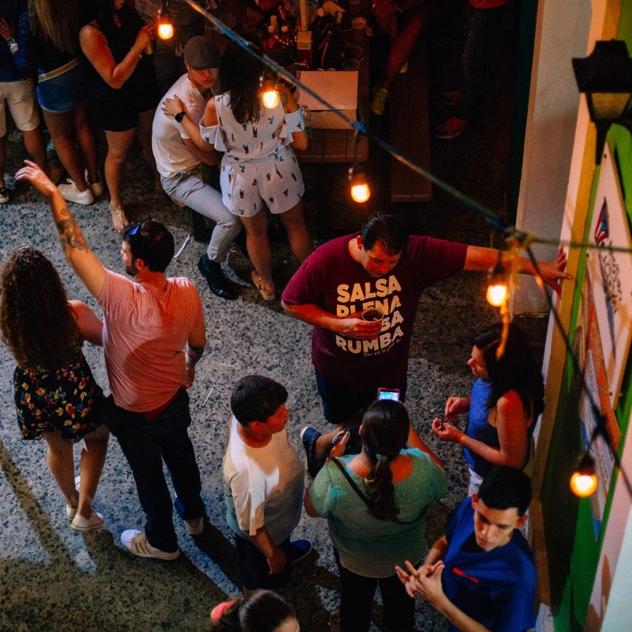 Personas disfrutando en la Placita de Santurce.