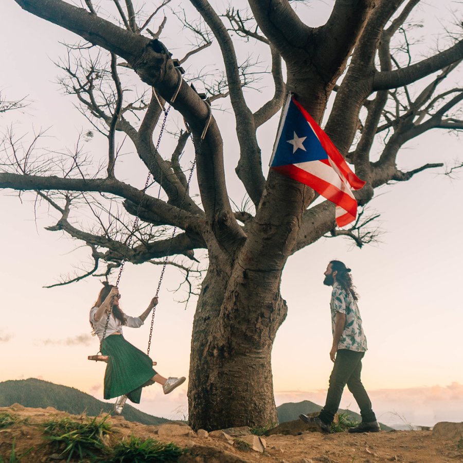 Una pareja disfruta del aire libre en la cima de una montaña.