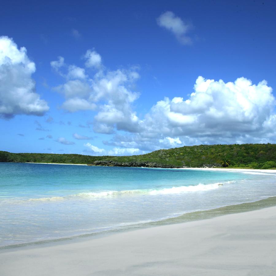 Vista de la prístina Playa Roja en Vieques.