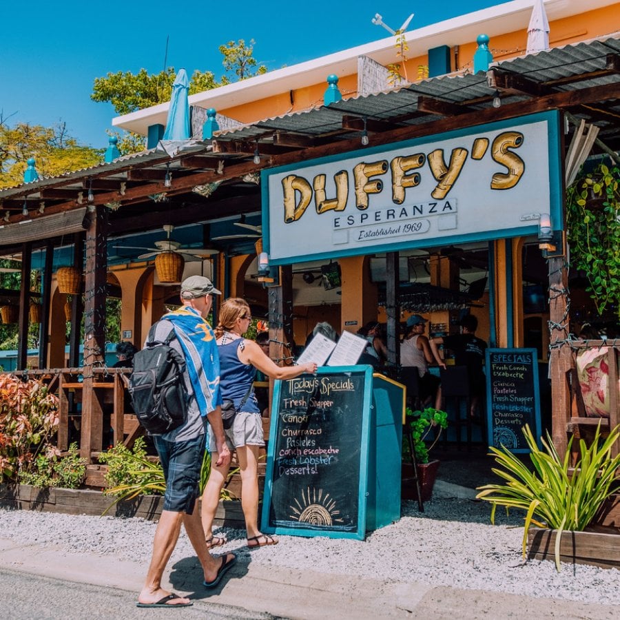 Gente entrando a un restaurante en Vieques.