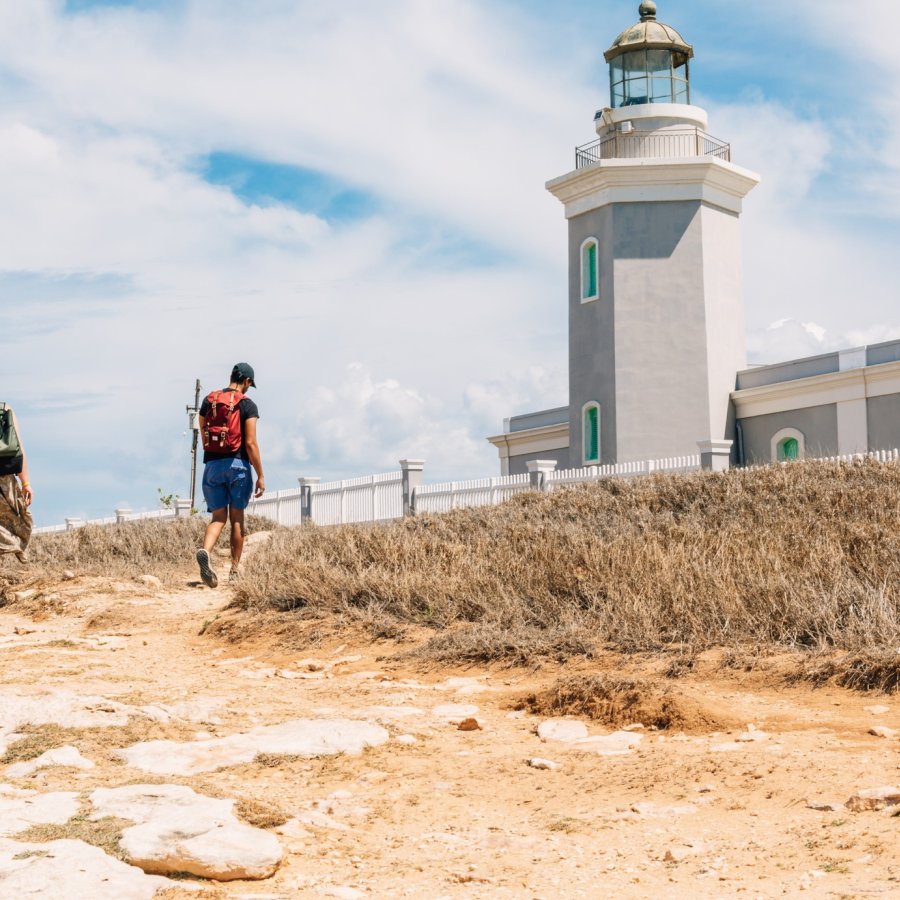 Jóvenes visitando el faro de Cabo Rojo.