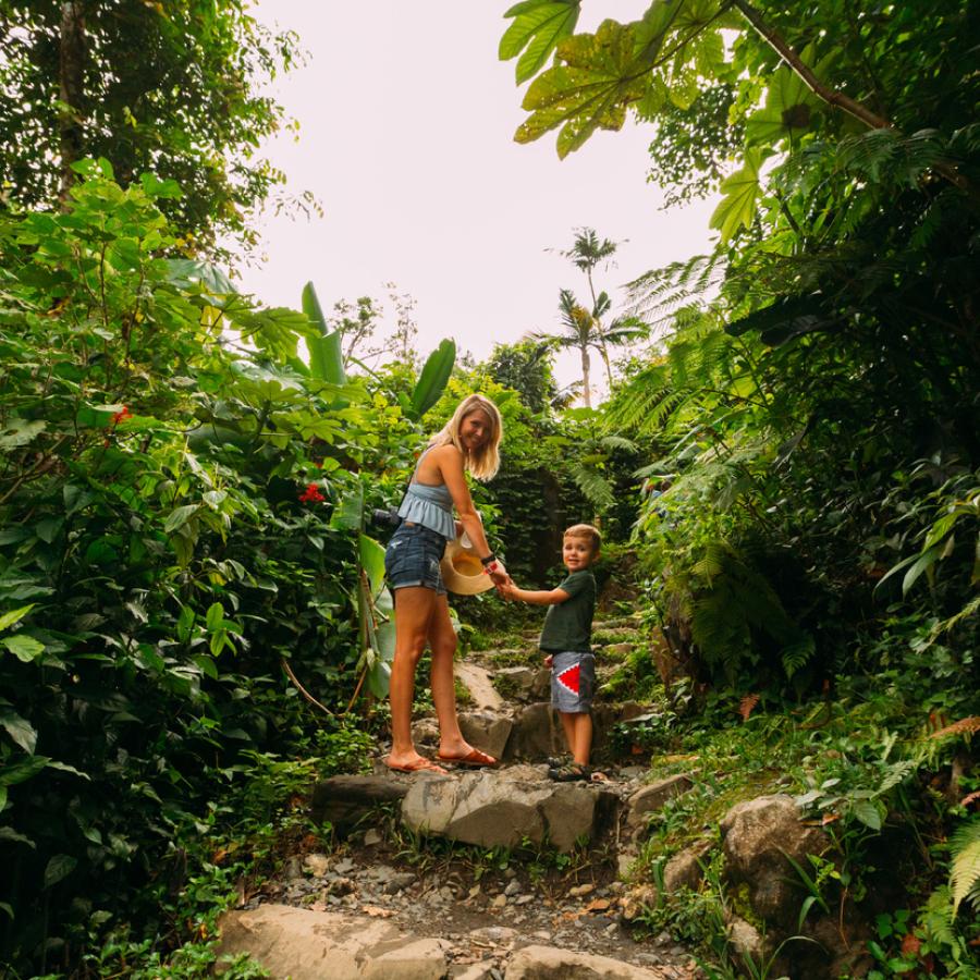 Madre e hijo caminando por uno de los senderos de El Yunque.