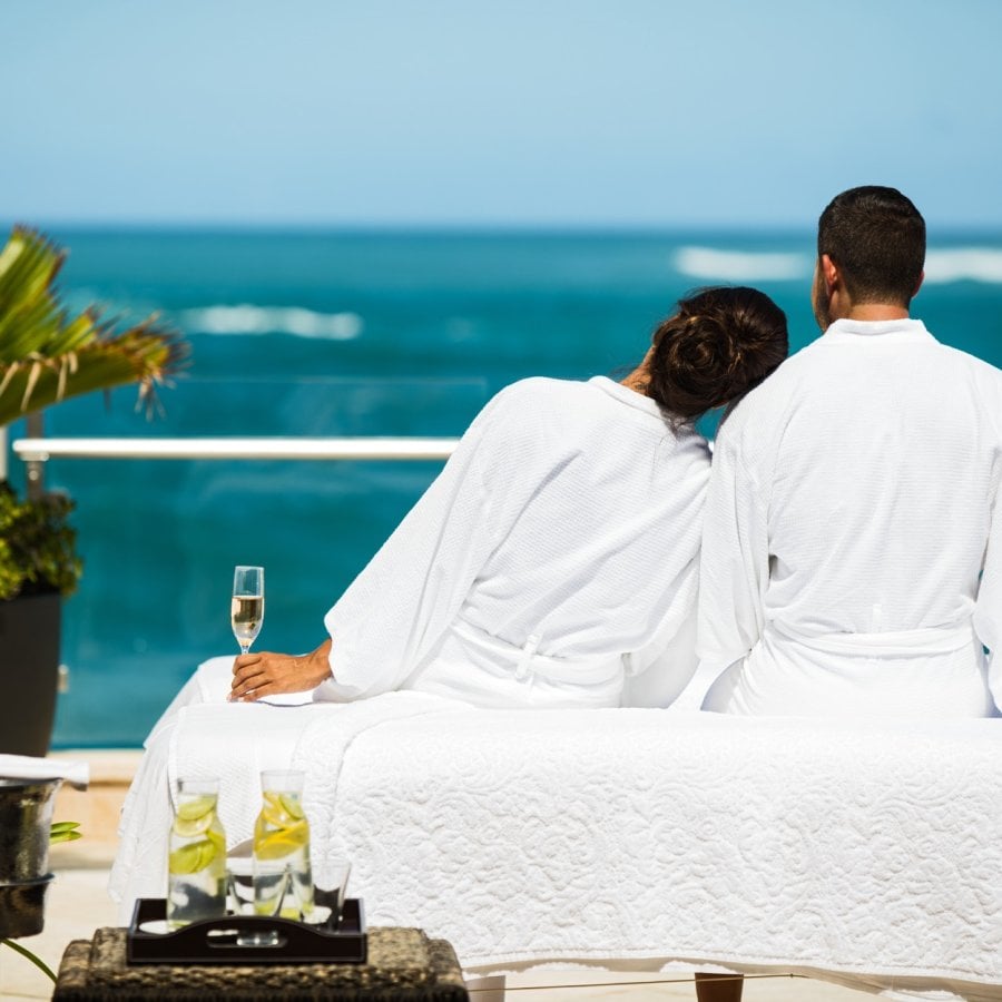 Una pareja mirando el océano desde el hotel Condado Vanderbilt.