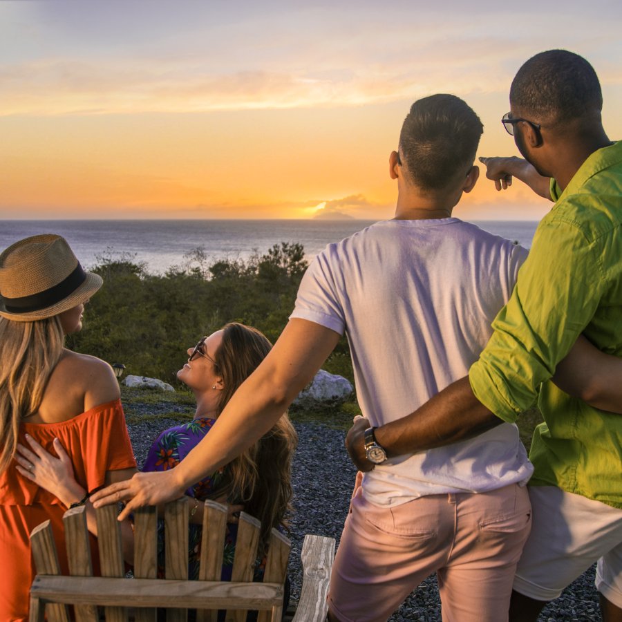 Las parejas disfrutan de los atardeceres en Cabo Rojo