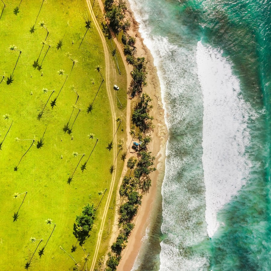 Vista aérea de la playa Playuela en Aguadilla.