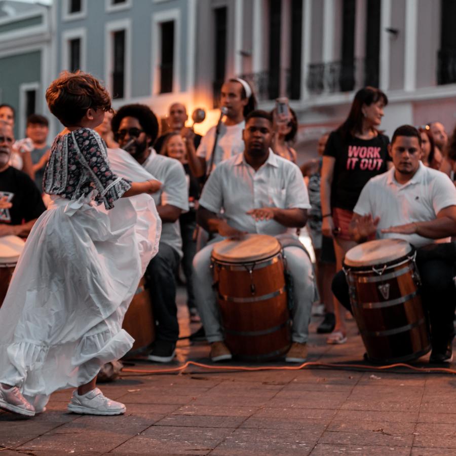 mujer baila bomba