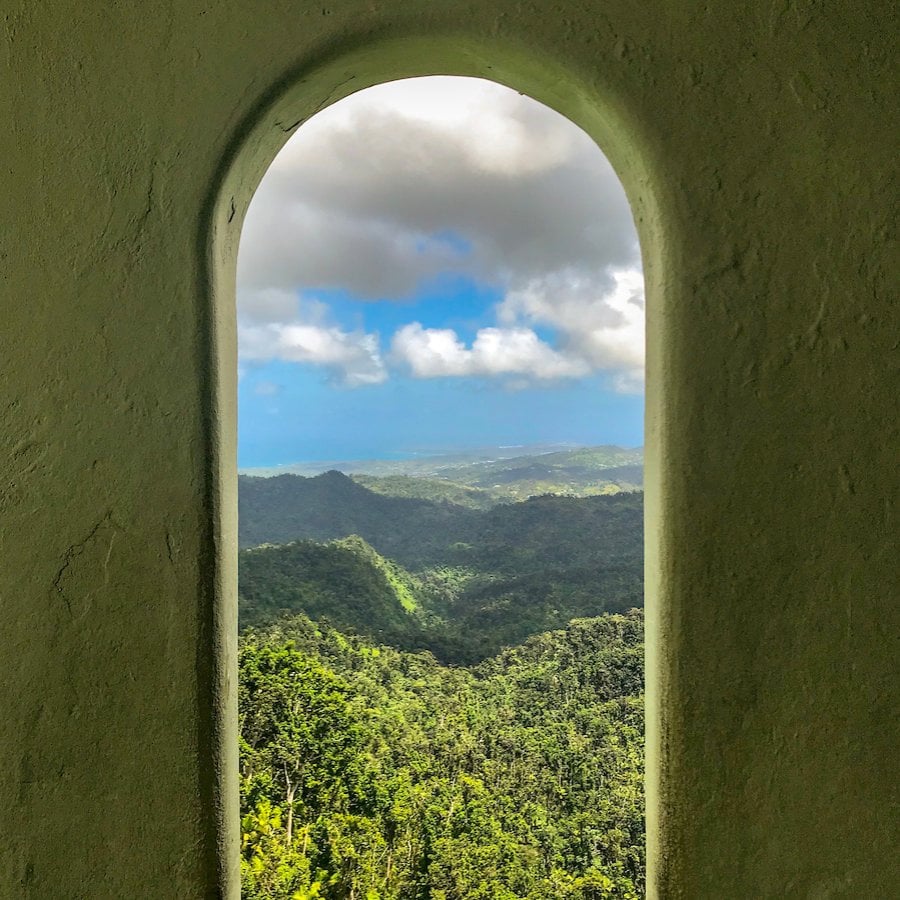 Puedes ver la costa desde lo alto de la Torre Yokahu.