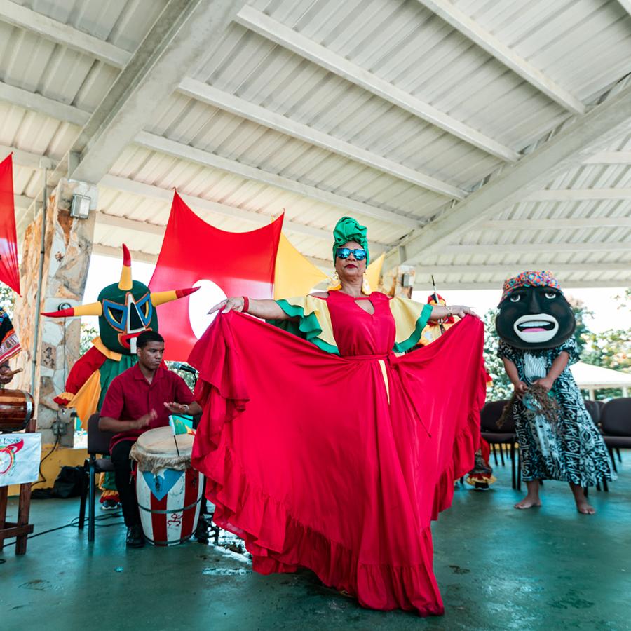 A private bomba show for a group with vegigantes and cabezudos while visiting the town of Loíza. 