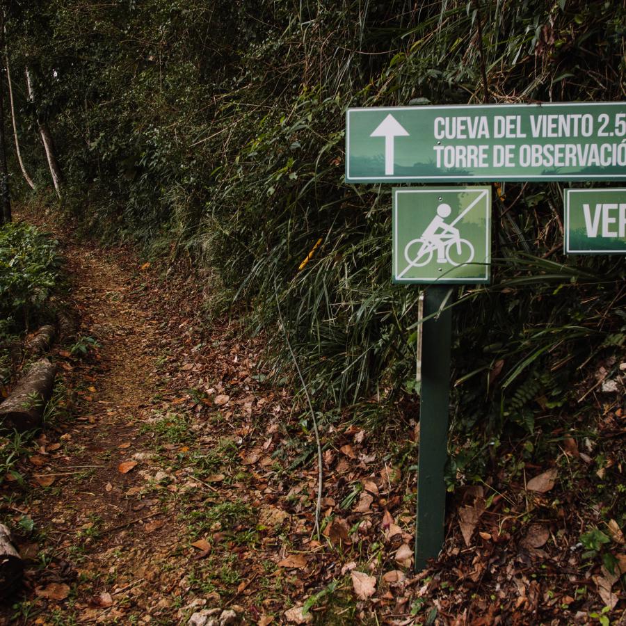 Un cartel señala la entrada de la Cueva del Viento en Isabela