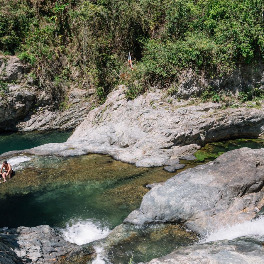 Un grupo de personas disfruta de un día en el río El Ataud en Adjuntas