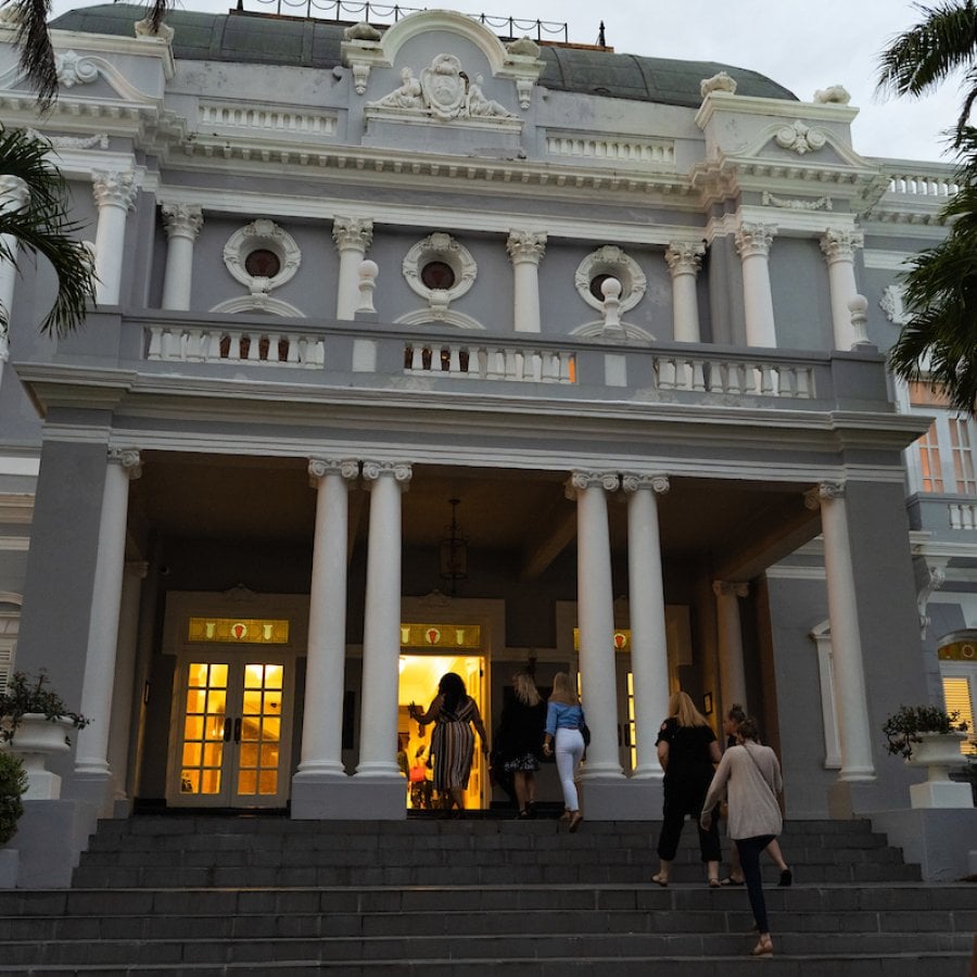 Un grupo de personas ingresa al Antiguo Casino de Puerto Rico para un evento.