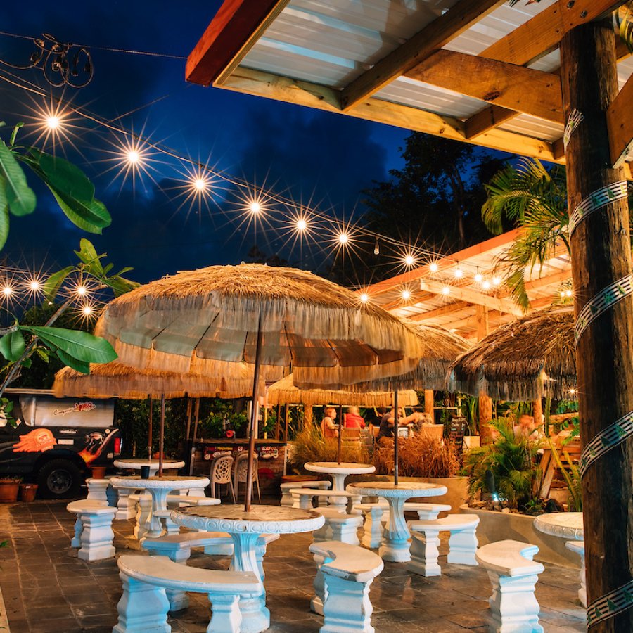 Vista de La Estación, una antigua estación de gasolina convertida en restaurante en Fajardo. 