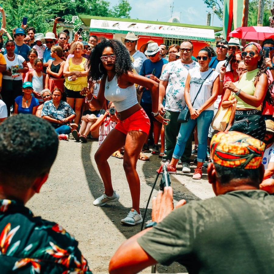 Una mujer baila bomba en el batey Hermanos Ayala.