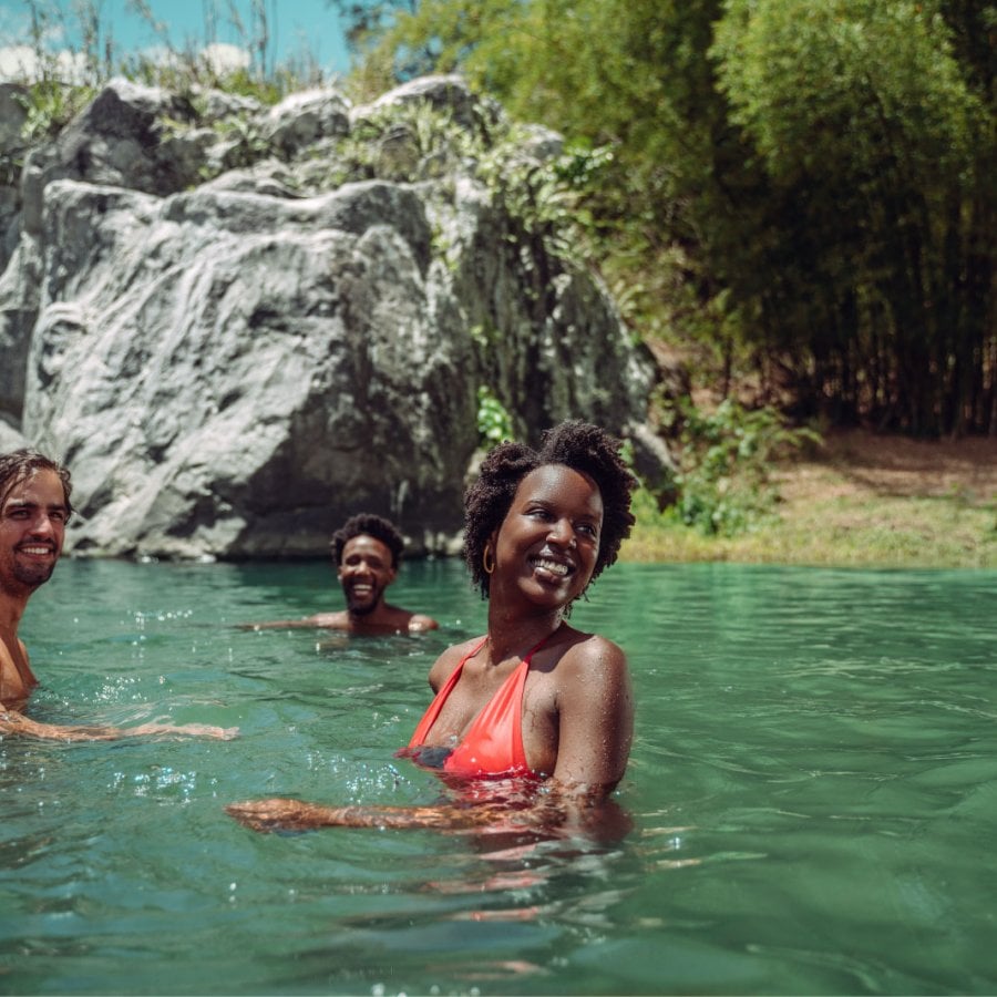 Grupo de amigos en un río.