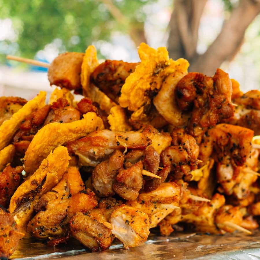 Skewers of meat and tostones known as pinchos