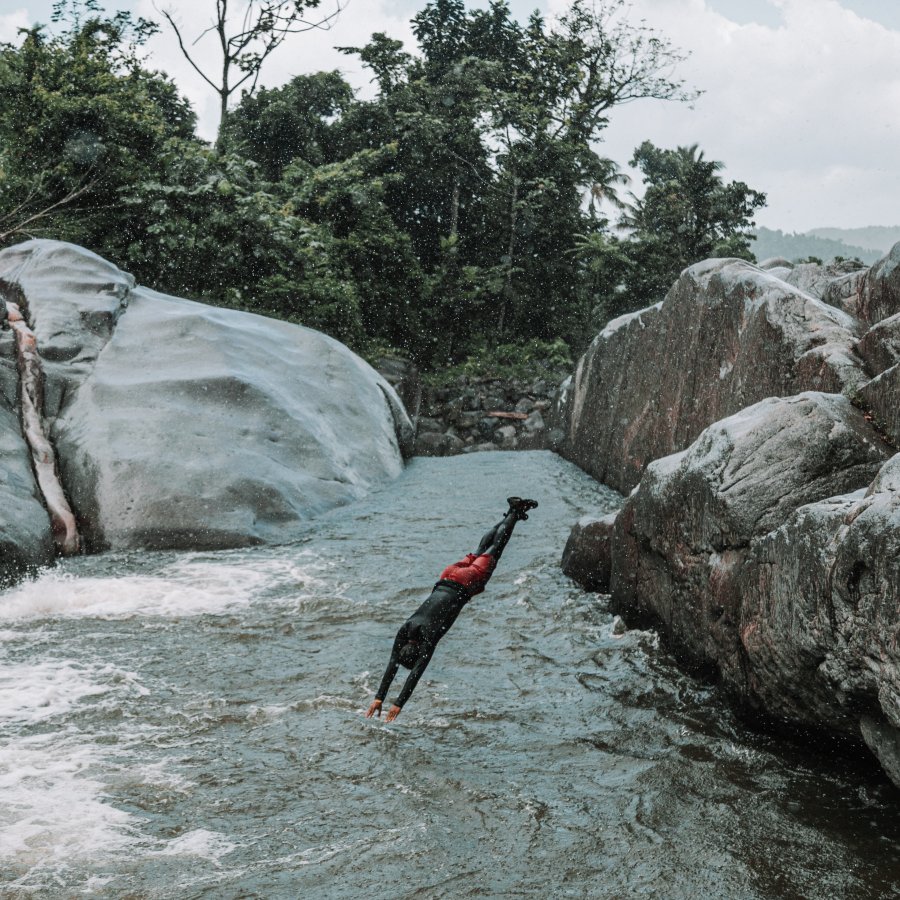  Persona saltando al río.