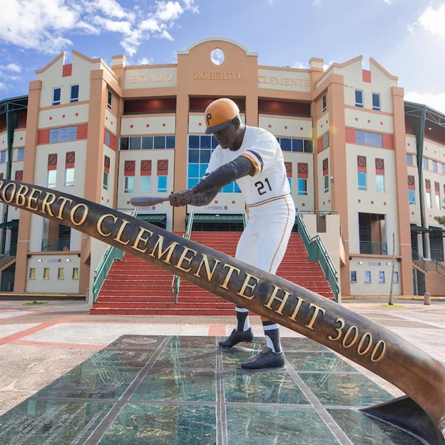 Una estatua de Roberto Clemente en Puerto Rico.