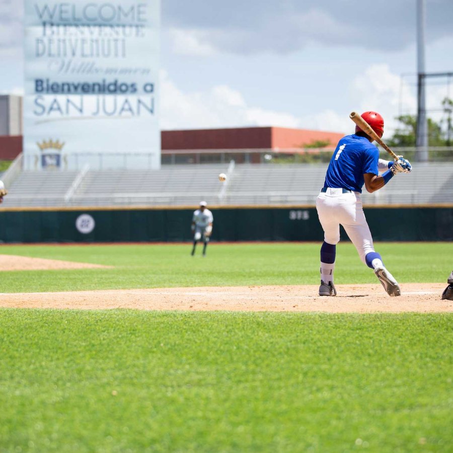 Un bateador se encuentra en el plato preparado para hacer swing durante un partido de béisbol en Puerto Rico.