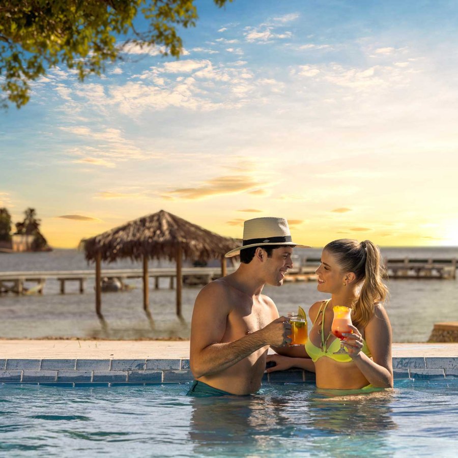 Una pareja bebe bebidas tropicales en una piscina del Copamarina Beach Resort & Spa en Guánica, Puerto Rico.
